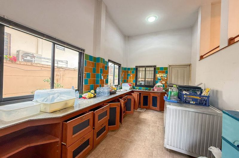 Resale detached house in Sriracha-Nong Yai Bu. Large house with spacious grounds, comfortable living.