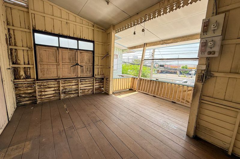 Land for sale in Sriracha, with existing buildings. Beautiful plot, located on Sukhumvit Road.