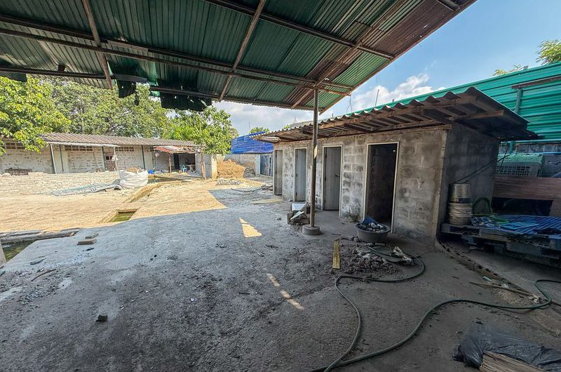 Warehouse for sale or rent in Sriracha, Chak Kho, Nong Kham. Wide road, easy access for trucks.