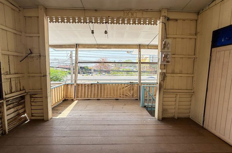 Land for sale in Sriracha, with existing buildings. Beautiful plot, located on Sukhumvit Road.