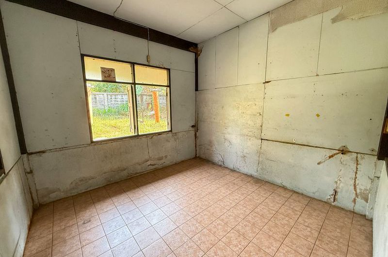 Land for sale in Sriracha, with existing buildings. Beautiful plot, located on Sukhumvit Road.