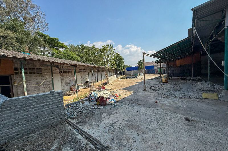 Warehouse for sale or rent in Sriracha, Chak Kho, Nong Kham. Wide road, easy access for trucks.