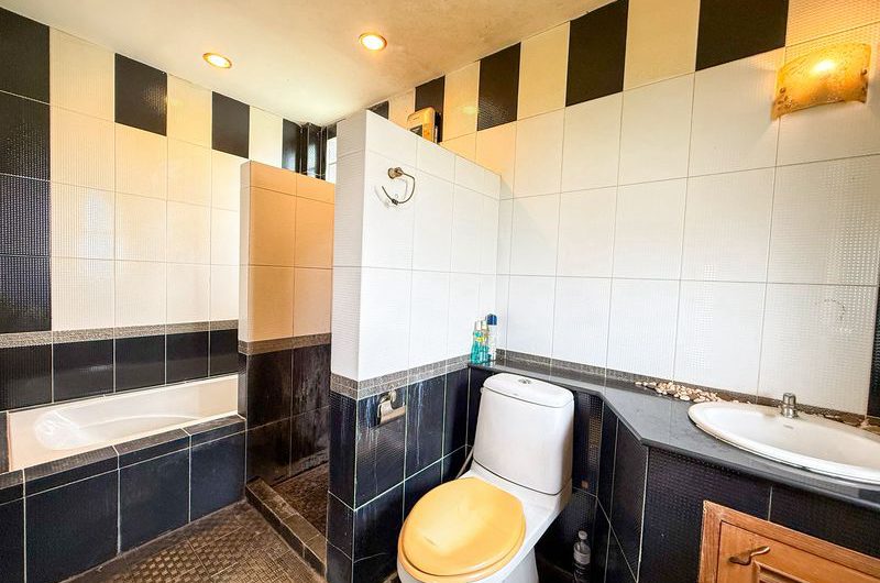 Resale detached house in Sriracha-Nong Yai Bu. Large house with spacious grounds, comfortable living.