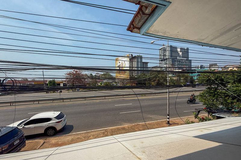 Land for sale in Sriracha, with existing buildings. Beautiful plot, located on Sukhumvit Road.