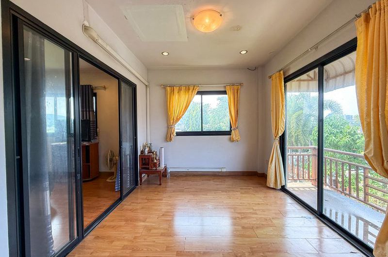 Resale detached house in Sriracha-Nong Yai Bu. Large house with spacious grounds, comfortable living.