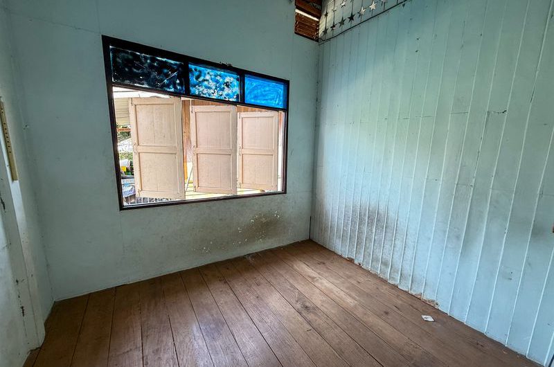 Land for sale in Sriracha, with existing buildings. Beautiful plot, located on Sukhumvit Road.