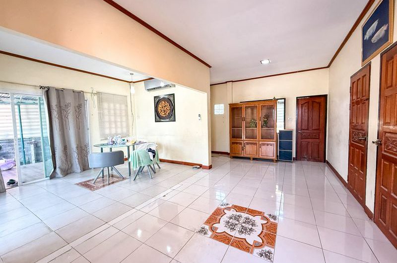 Warehouse for sale or rent in Sriracha, Chak Kho, Nong Kham. Wide road, easy access for trucks.