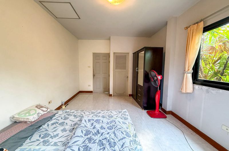 Resale detached house in Sriracha-Nong Yai Bu. Large house with spacious grounds, comfortable living.