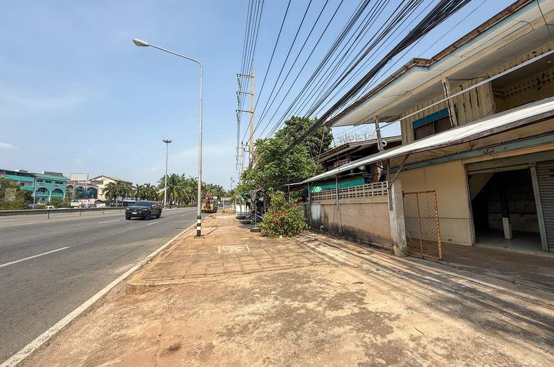 Land for sale in Sriracha, with existing buildings. Beautiful plot, located on Sukhumvit Road.