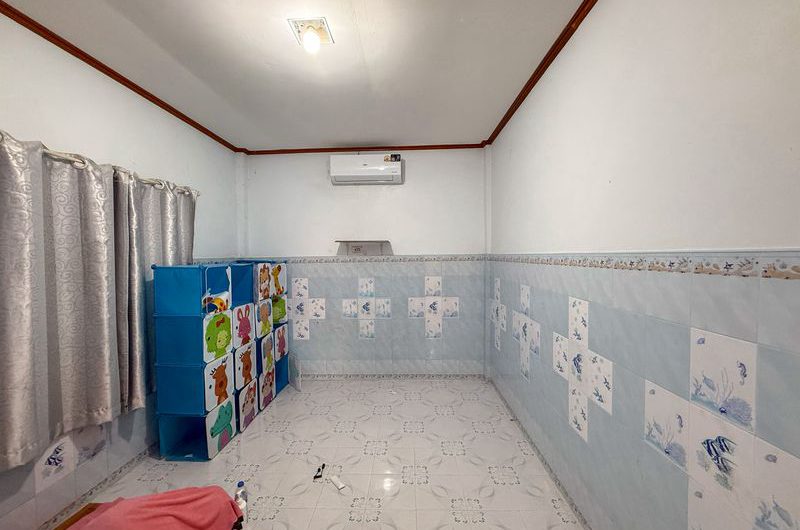 Warehouse for sale or rent in Sriracha, Chak Kho, Nong Kham. Wide road, easy access for trucks.