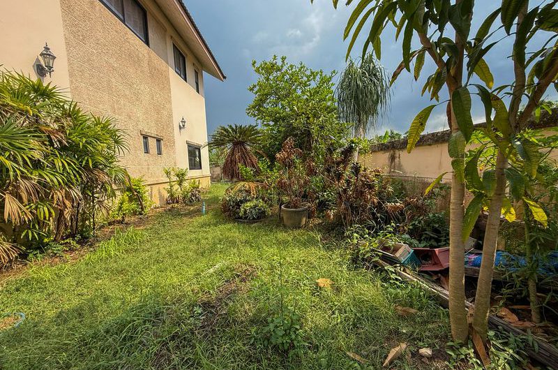 Resale detached house in Sriracha-Nong Yai Bu. Large house with spacious grounds, comfortable living.