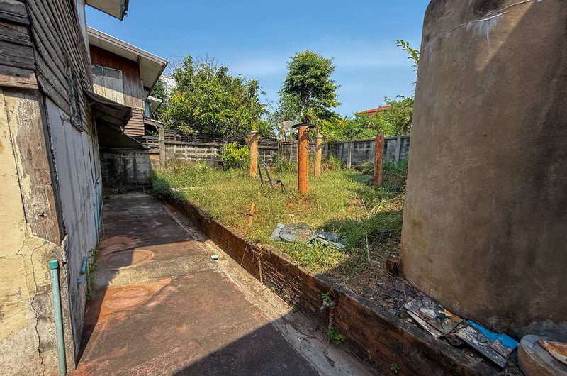 Land for sale in Sriracha, with existing buildings. Beautiful plot, located on Sukhumvit Road.