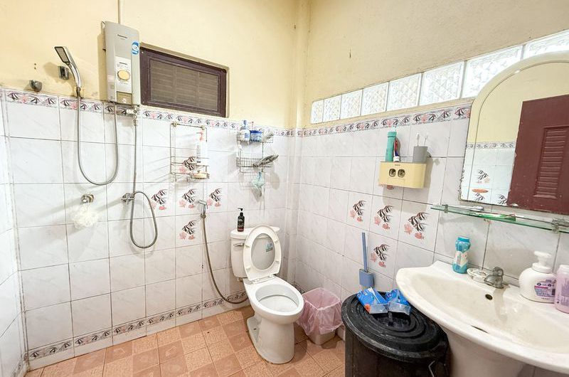 Warehouse for sale or rent in Sriracha, Chak Kho, Nong Kham. Wide road, easy access for trucks.