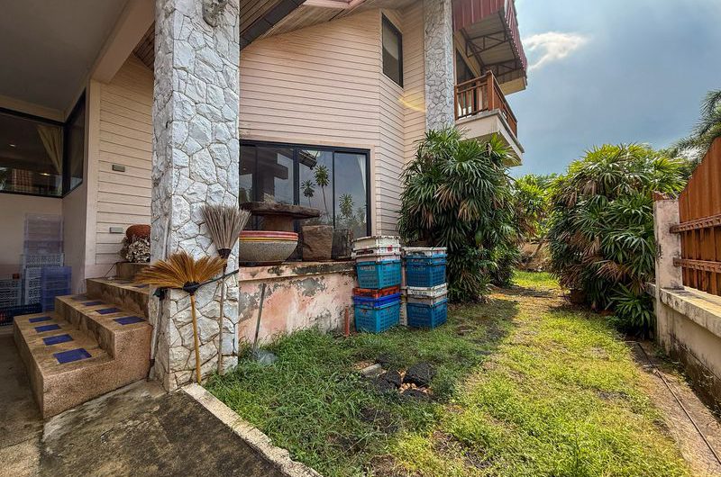 Resale detached house in Sriracha-Nong Yai Bu. Large house with spacious grounds, comfortable living.