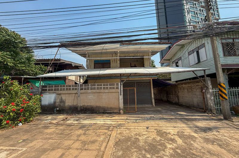 Land for sale in Sriracha, with existing buildings. Beautiful plot, located on Sukhumvit Road.