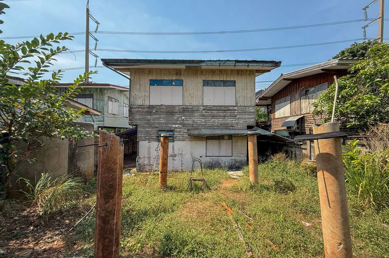 Land for sale in Sriracha, with existing buildings. Beautiful plot, located on Sukhumvit Road.