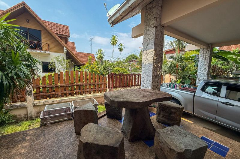 Resale detached house in Sriracha-Nong Yai Bu. Large house with spacious grounds, comfortable living.