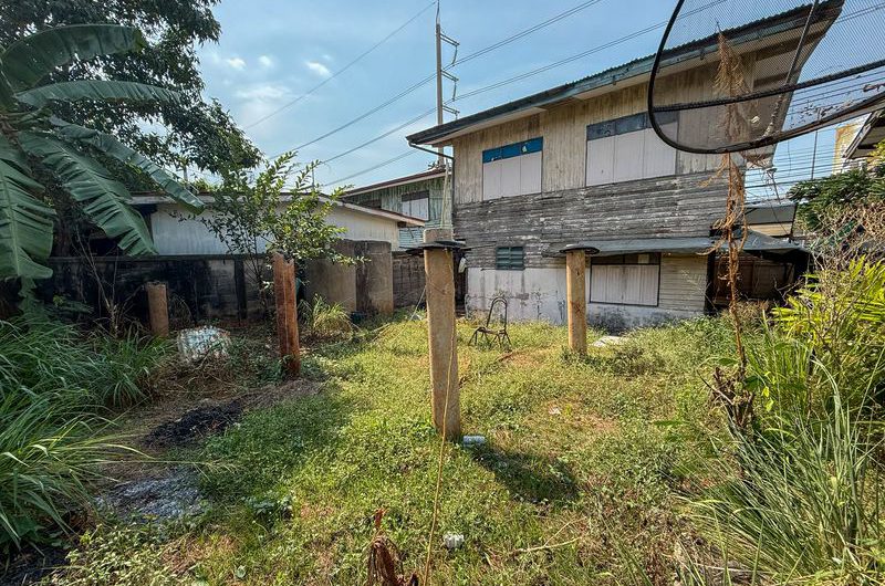 Land for sale in Sriracha, with existing buildings. Beautiful plot, located on Sukhumvit Road.