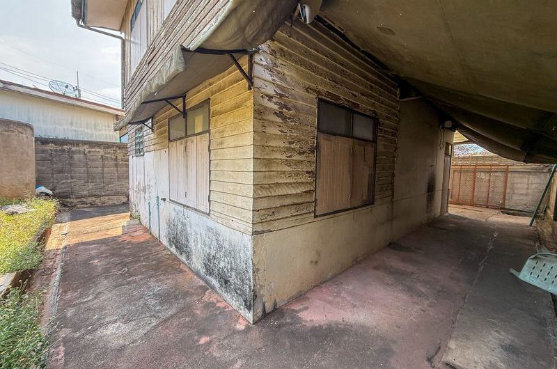 Land for sale in Sriracha, with existing buildings. Beautiful plot, located on Sukhumvit Road.