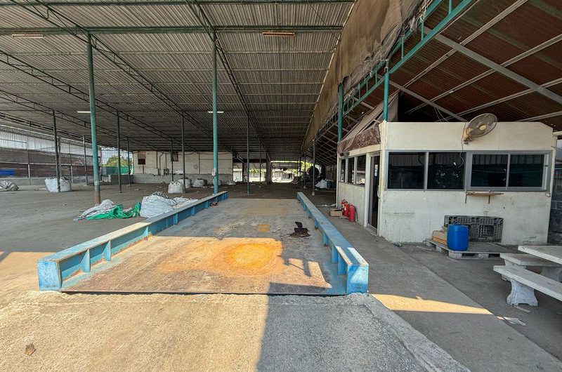 Warehouse for sale or rent in Sriracha, Chak Kho, Nong Kham. Wide road, easy access for trucks.