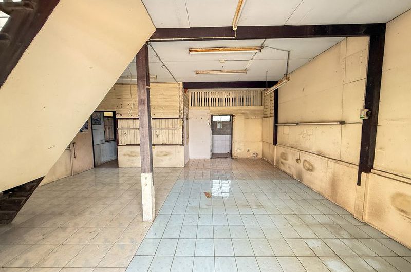 Land for sale in Sriracha, with existing buildings. Beautiful plot, located on Sukhumvit Road.