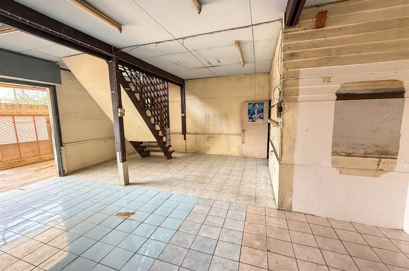 Land for sale in Sriracha, with existing buildings. Beautiful plot, located on Sukhumvit Road.