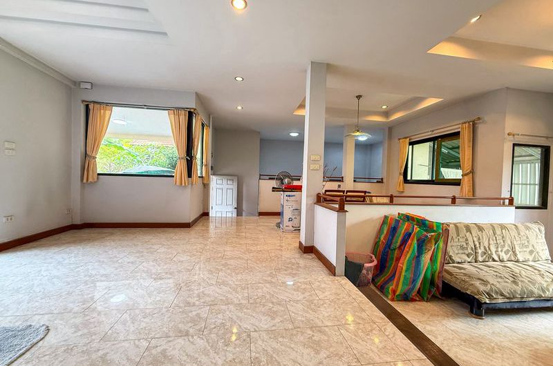Resale detached house in Sriracha-Nong Yai Bu. Large house with spacious grounds, comfortable living.