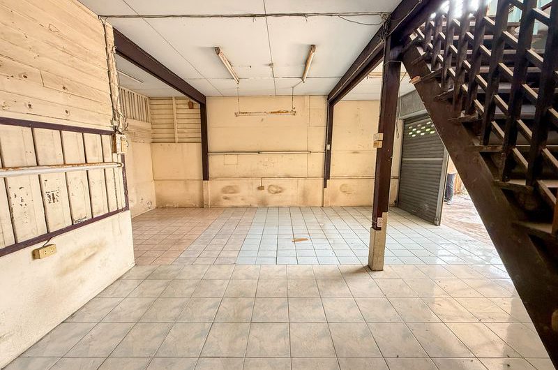 Land for sale in Sriracha, with existing buildings. Beautiful plot, located on Sukhumvit Road.