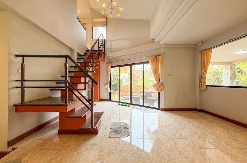 Resale detached house in Sriracha-Nong Yai Bu. Large house with spacious grounds, comfortable living.