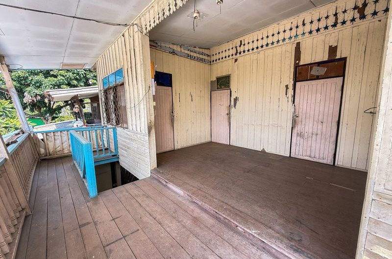 Land for sale in Sriracha, with existing buildings. Beautiful plot, located on Sukhumvit Road.