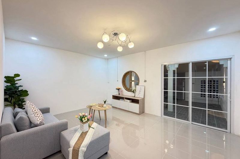 ขายทาวน์โฮมสไตล์มินิมอล รีโนเวทใหม่ พร้อมอยู่ มบ.รุ่งอมรวิลล่า ศรีราชา ชลบุรี