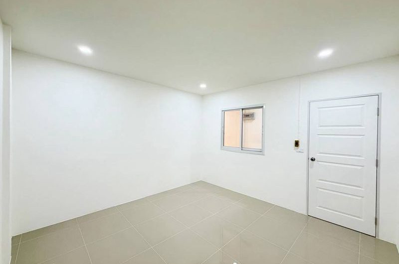 ขายทาวน์โฮมสไตล์มินิมอล รีโนเวทใหม่ พร้อมอยู่ มบ.รุ่งอมรวิลล่า ศรีราชา ชลบุรี