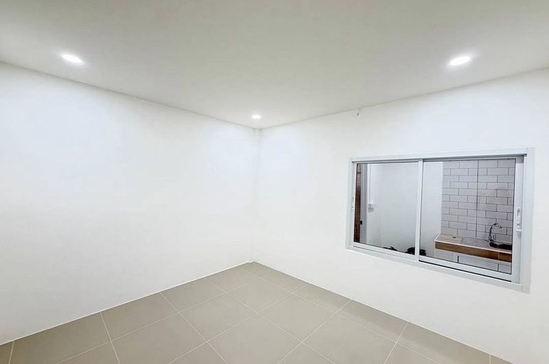 ขายทาวน์โฮมสไตล์มินิมอล รีโนเวทใหม่ พร้อมอยู่ มบ.รุ่งอมรวิลล่า ศรีราชา ชลบุรี