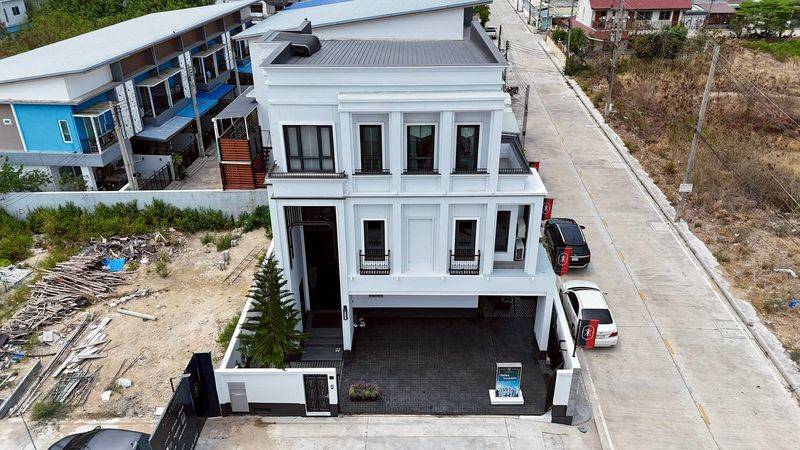 Luxury new detached houses in Chonburi, Kingweston Muangmai prayasajja project.