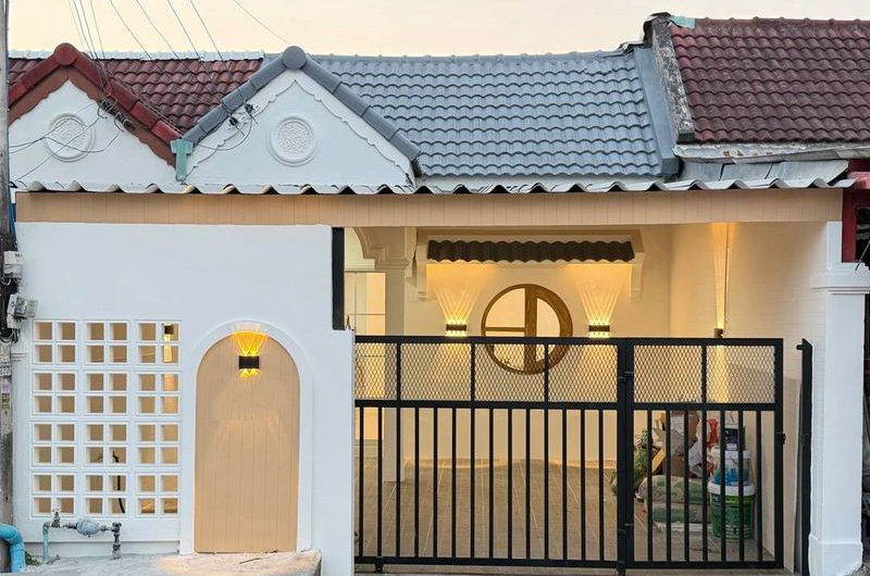 ขายทาวน์โฮมสไตล์มินิมอล รีโนเวทใหม่ พร้อมอยู่ มบ.รุ่งอมรวิลล่า ศรีราชา ชลบุรี