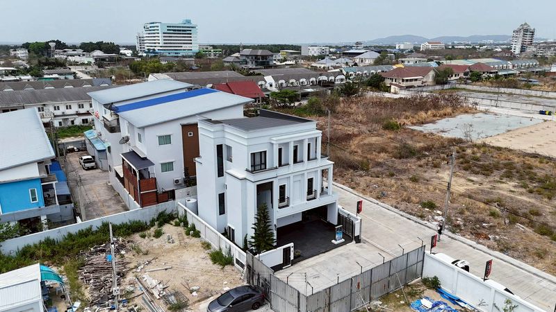 Luxury new detached houses in Chonburi, Kingweston Muangmai prayasajja project.