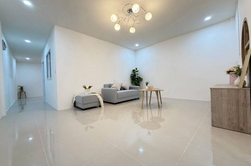 ขายทาวน์โฮมสไตล์มินิมอล รีโนเวทใหม่ พร้อมอยู่ มบ.รุ่งอมรวิลล่า ศรีราชา ชลบุรี