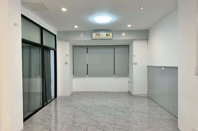 Office space for rent in Sriracha, prime business location, near restaurants and banks.