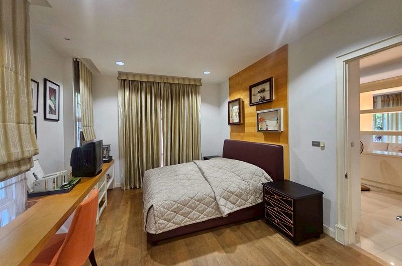 Detached house in Chonburi, prime location near shopping malls, schools, and markets, in the Bangsaen Mahanakhon project.