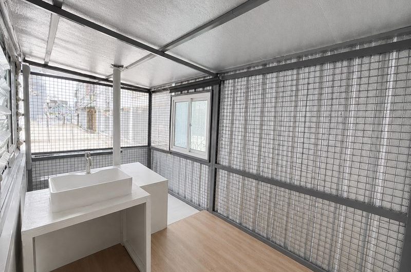 Office space for rent in Sriracha, prime business location, near restaurants and banks.