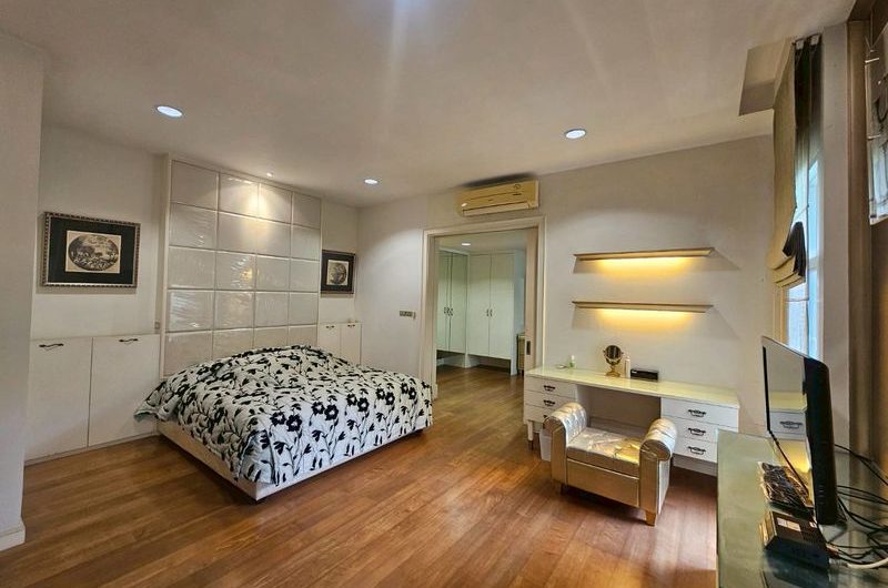 Detached house in Chonburi, prime location near shopping malls, schools, and markets, in the Bangsaen Mahanakhon project.
