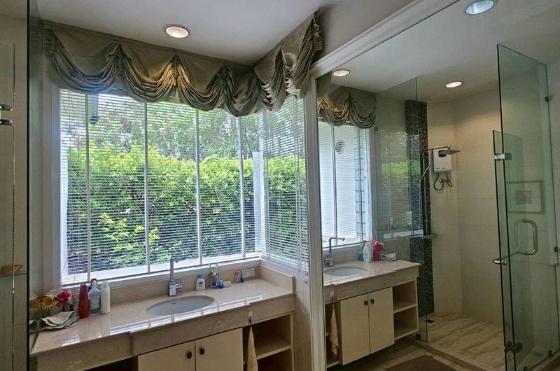 Detached house in Chonburi, prime location near shopping malls, schools, and markets, in the Bangsaen Mahanakhon project.