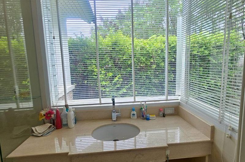 Detached house in Chonburi, prime location near shopping malls, schools, and markets, in the Bangsaen Mahanakhon project.
