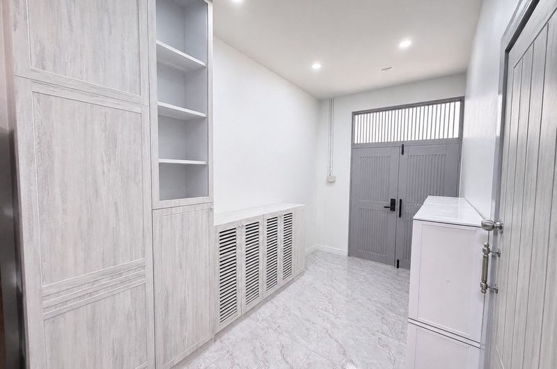 Office space for rent in Sriracha, prime business location, near restaurants and banks.