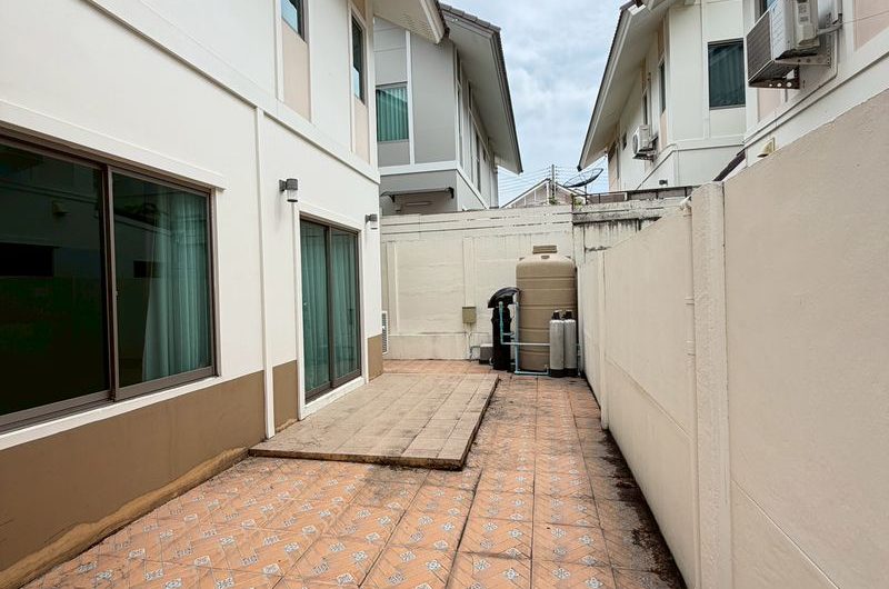 Selling a used detached house in Sriracha. Excellent location, quality project, Magnolia Village.