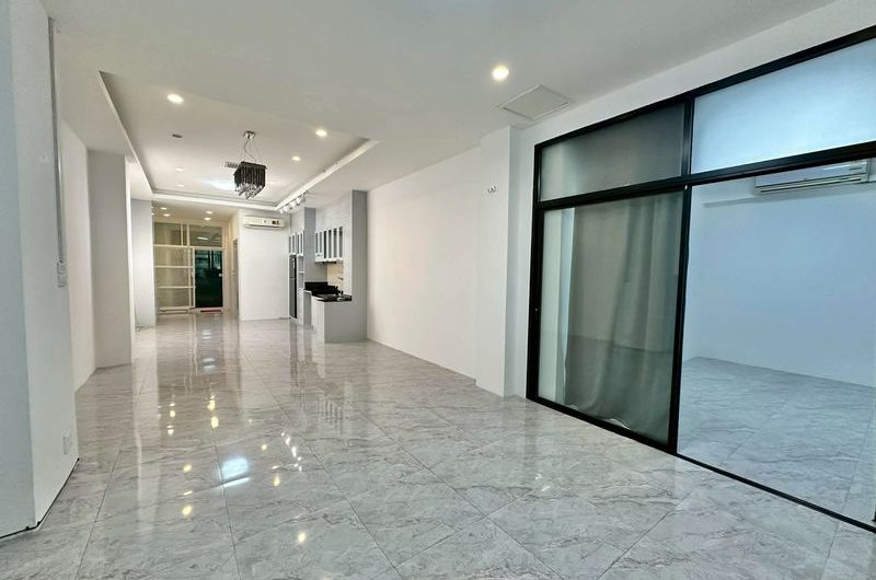 Office space for rent in Sriracha, prime business location, near restaurants and banks.