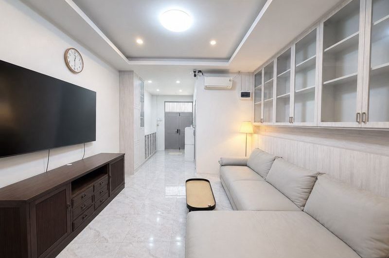 Office space for rent in Sriracha, prime business location, near restaurants and banks.