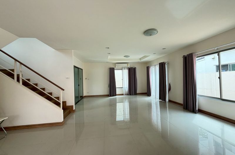 Selling a used detached house in Sriracha. Excellent location, quality project, Magnolia Village.