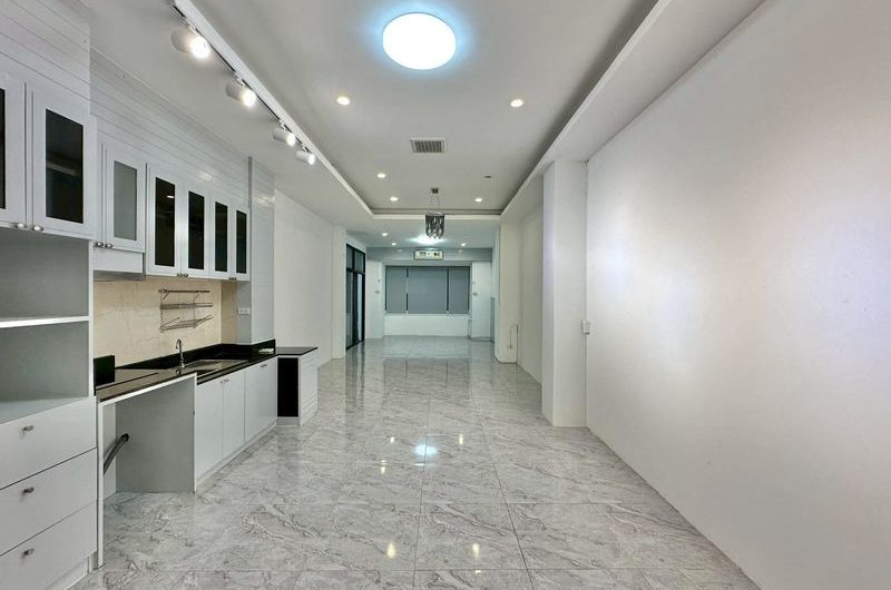 Office space for rent in Sriracha, prime business location, near restaurants and banks.