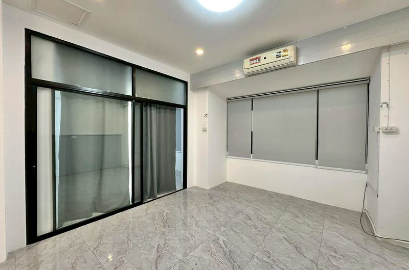 Office space for rent in Sriracha, prime business location, near restaurants and banks.
